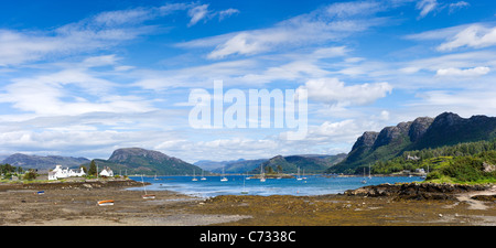 Vue sur le Loch Carron à marée basse, dans le pittoresque village de Plockton, Ross et Cromarty, Highland, Scotland, UK Banque D'Images