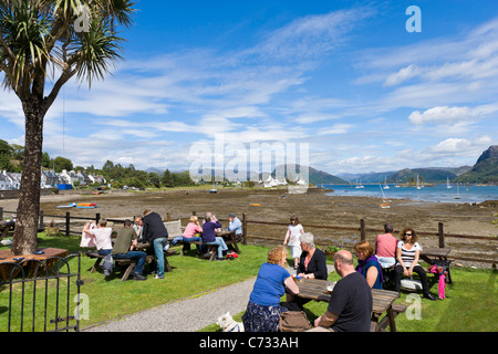 Pub terrasse donnant sur le Loch Carron, dans le pittoresque village de Plockton, Ross et Cromarty, Highland, Scotland, UK Banque D'Images