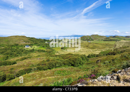 Vue vers l'île de Skye à partir de l'A830 'Road to the Isles' près d'Arisaig, Lochabar, Invernessshire, Highlands écossais Banque D'Images