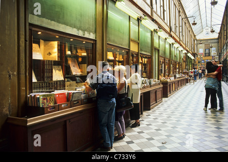 Les gens en face d'une librairie de seconde main au Passage Jouffroy, 9. Arrondissement, Paris, France, Europe Banque D'Images