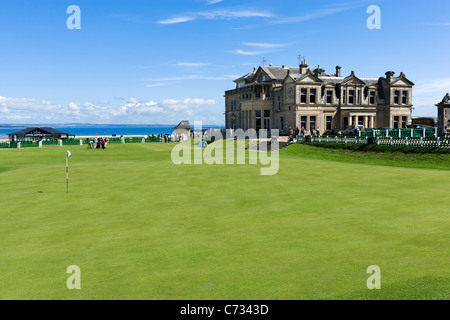 Le 18e vert sur l'ancien cours de la Royal and Ancient Club House derrière, St Andrews, Fife, Scotland, UK Banque D'Images