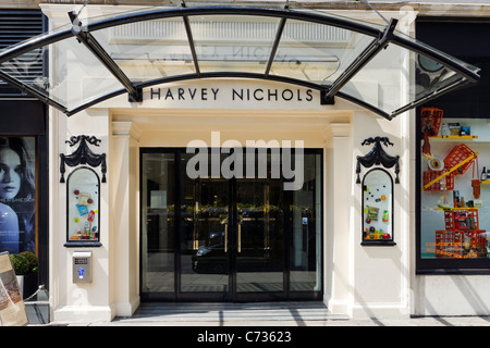 Entrée au grand magasin Harvey Nichols à Knightsbridge, Londres, Angleterre, Royaume-Uni Banque D'Images