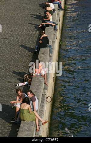 Des couples réunion sur le quai de la Seine, Paris, France, Europe Banque D'Images