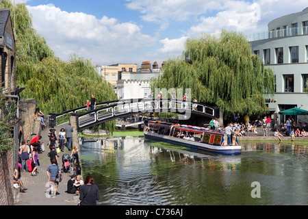 Narrowboat at Camden Lock, au nord de Londres, Angleterre, RU Banque D'Images