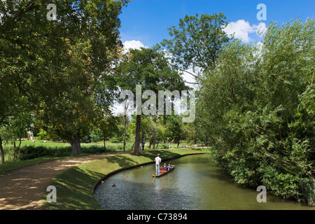 Barque sur la rivière Cherwell près de Christ Church Meadow, Oxford, Oxfordshire, England, UK Banque D'Images