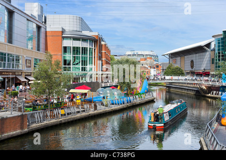 Boutiques et restaurants le long des rives de la rivière Kennett dans le centre commercial Oracle, Reading, Berkshire, England, UK Banque D'Images