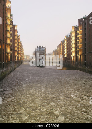 Des blocs de glace sur la digue, d'entrepôt Speicherstadt (centre-ville), Hambourg, Allemagne Banque D'Images