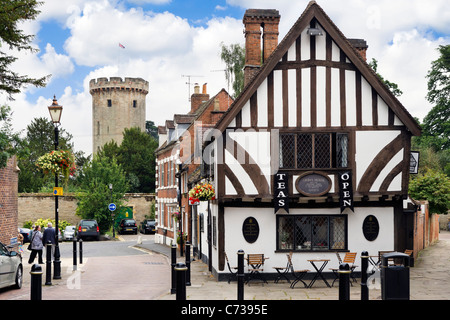 Vue vers le bas de la rue du château vers le château de Warwick à la Thomas Oken Salons de thé à l'avant-plan, Warwick, Warwickshire, Angleterre Banque D'Images