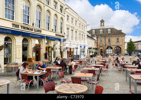 Pubs et cafés en face du musée au Market Square, Warwick, Warwickshire, England, UK Banque D'Images