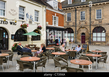 Pub en face du musée au Market Square, Warwick, Warwickshire, England, UK Banque D'Images