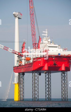 Le cric l'barge, Krakken, ascenseurs d'une lame en place sur une éolienne sur l'éolien offshore Walney, Cumbria, UK Banque D'Images