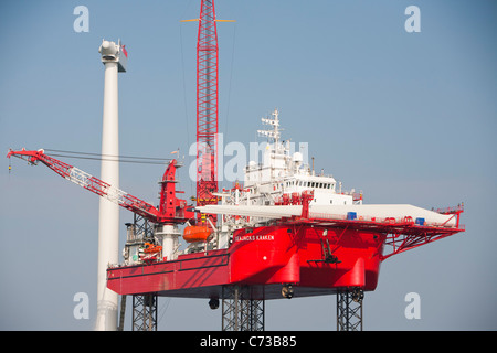 Le cric l'barge, Krakken, ascenseurs d'une lame en place sur une éolienne sur l'éolien offshore Walney, Cumbria, UK Banque D'Images