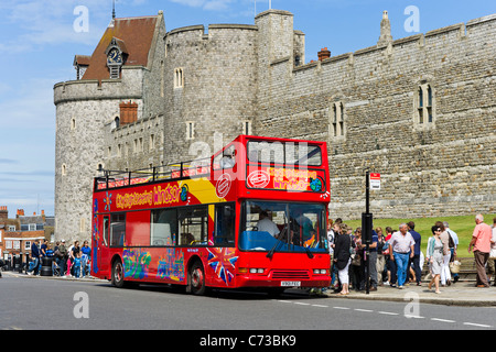 Bus de tourisme sur la rue principale à l'extérieur des murs du château de Windsor, Windsor, Berkshire, England, UK Banque D'Images