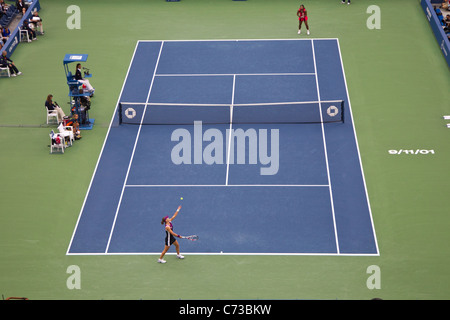 Samantha Stosur (AUS) gagnant en compétition contre Serena Williams (USA) chez les femmes de la finale à l'US Open de Tennis 2011. Banque D'Images