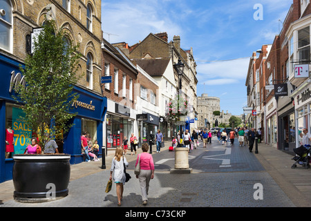 Boutiques sur Peascod Street dans le centre-ville avec le château de Windsor dans la distance, Windsor, Berkshire, England, UK Banque D'Images