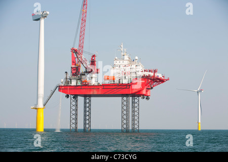 Le cric l'barge, Krakken, ascenseurs d'une lame en place sur une éolienne sur l'éolien offshore Walney, Cumbria, UK Banque D'Images