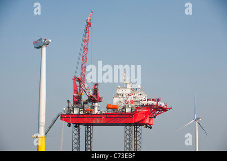 Le cric l'barge, Krakken, ascenseurs d'une lame en place sur une éolienne sur l'éolien offshore Walney, Cumbria, UK Banque D'Images