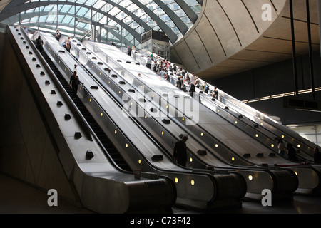 À l'escalier mécanique de la station de métro Canary Wharf. Banque D'Images