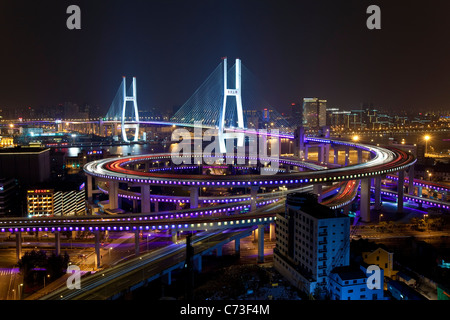 High angle plan large de la circulation sur le pont Nanpu Bridge illuminé, en spirale la nuit, Shanghai, Chine Banque D'Images