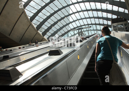 À l'escalier mécanique de la station de métro Canary Wharf. Banque D'Images