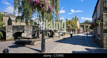 Boutiques sur Bridge Gate et le vieux pont de pierre sur stream dans le centre-ville, Hebden Bridge, Calder Valley, West Yorkshire, Angleterre Banque D'Images