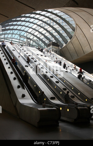 À l'escalier mécanique de la station de métro Canary Wharf. Banque D'Images