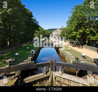 D'écluses sur le canal de Rochdale, Hebden Bridge, Calder Valley, West Yorkshire, England, United Kingdom Banque D'Images