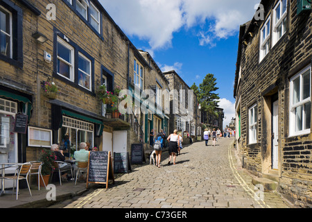 La rue principale dans le village de Keighley, West Yorkshire, England, UK Banque D'Images