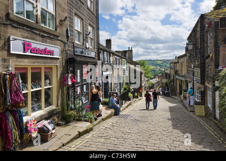La rue principale dans le village de Keighley, West Yorkshire, England, UK Banque D'Images