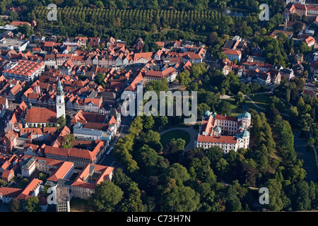 Vue aérienne de la vieille ville de Celle avec le château et le parc, Celle, Basse-Saxe, Allemagne du nord Banque D'Images