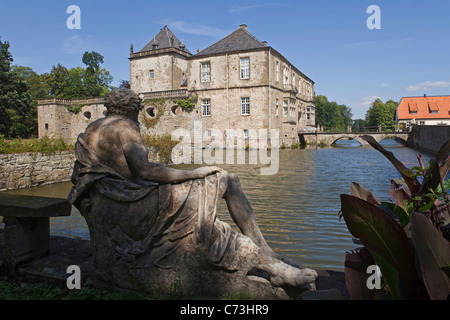 Gesmold château avec pont menant sur les douves, Gesmold, Melle, Basse-Saxe, Allemagne Banque D'Images