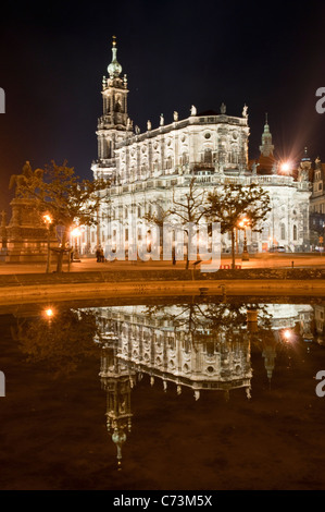 La cathédrale Ste. Trinité dans la nuit avec un reflet dans l'eau, Dresde, Saxe, Allemagne, Europe Banque D'Images
