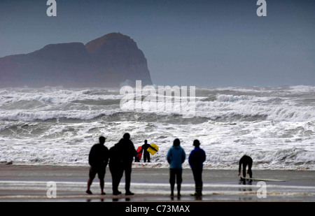 Les surfeurs bravant la mer forte à Llangennith Beach sur la péninsule de Gower comme la fin de l'Ouragan Katia atteint le Royaume-Uni. Banque D'Images