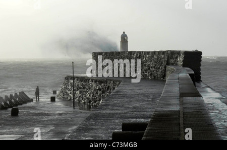 D'énormes vagues s'écraser dans le phare brise-lames à l'entrée du port de Porthcawl, tôt ce matin. Banque D'Images