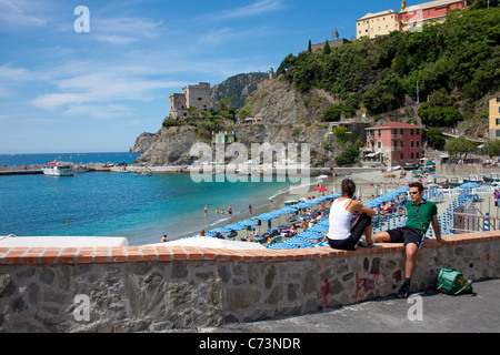 Couple sur la plage grâce à la murale de Monterosso al Mare, Cinque Terre, site du patrimoine mondial de l'UNESCO, la Ligurie di Levante, Italie, Méditerranée, Europe Banque D'Images