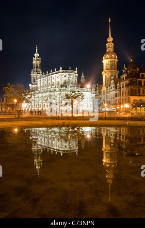 La cathédrale Ste. Trinité et le Palais Royal de nuit avec un reflet dans l'eau, Dresde, Saxe, Allemagne, Europe Banque D'Images