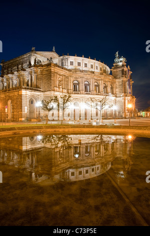 L'Opéra Semper de nuit avec un reflet dans l'eau, Dresde, Saxe, Allemagne, Europe Banque D'Images