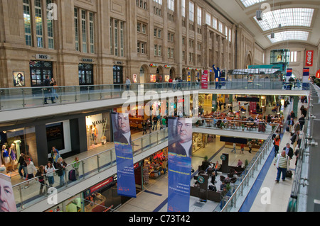 Boutiques dans la gare centrale de Leipzig, Saxe, Allemagne, Europe Banque D'Images