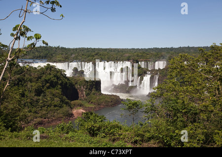 Iguassu Falls vu de côté brésilien, Paraná, Brésil, Amérique du Sud. Banque D'Images