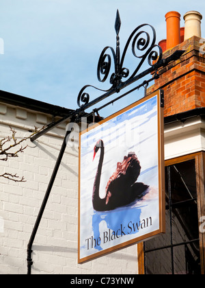 Inscrivez-vous à l'extérieur de l'établissement Black Swan pub à Stratford upon Avon Warwickshire Angleterre aussi connu sous le nom de canard sale et utilisé par les acteurs du RSC Banque D'Images