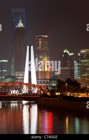 Suzhou Creek, (jardin) Waibaidu Bridge, illuminé la nuit, Shanghai, Chine Banque D'Images