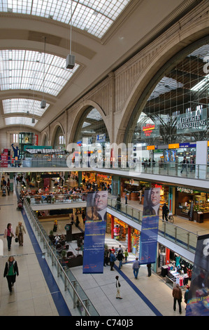 Boutiques dans la gare centrale de Leipzig, Saxe, Allemagne, Europe Banque D'Images