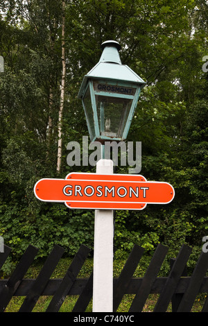 Vieille lampe poster à la gare de plaque. Grosmont sur le North York Moors Railway. Banque D'Images