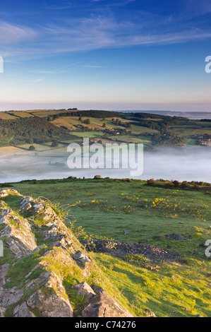 Brume sur les collines de Mendip Mendips , Pic Crook vers Weston super Mare , Somerset , Angleterre Banque D'Images