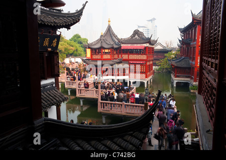 Les gens sur les neuf-tour à pont en zig-zag, Bazar Yuyuan Thé Huxingting (Mid-Lake Thé Pavillon), Shanghai, Chine Banque D'Images