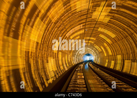 Blurred motion light trails dans un tunnel sous le train qui relie le Bund tiver Huangpu à Pudong, Shanghai, Chine Banque D'Images