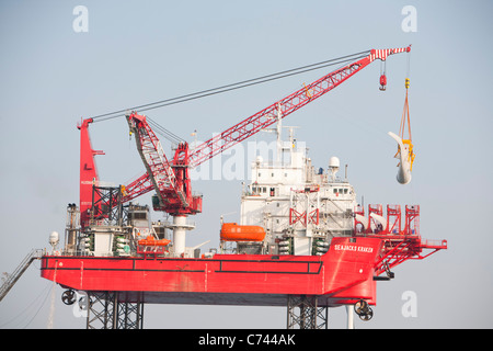 Le cric l'barge, Krakken, ascenseurs d'une lame en place sur une éolienne sur l'éolien offshore Walney, Cumbria, UK Banque D'Images