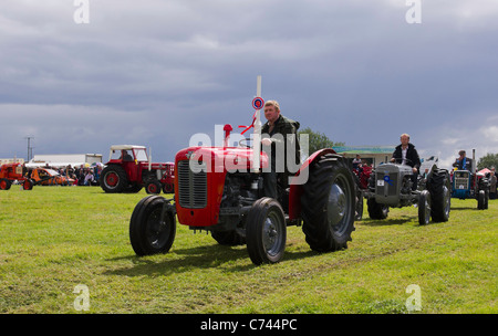 Défilé de tracteurs anciens photographiés à Wensleydale foire agricole en 2011. Banque D'Images