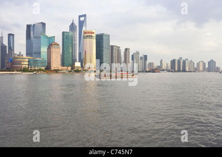 Pudong nouvelle skyline ; à la recherche de l'autre côté de la rivière Huangpu du Bund, Shanghai, Chine Banque D'Images