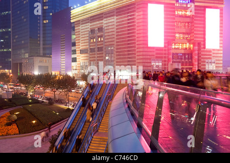 Personnes sur une passerelle surélevée, Century Avenue, Pudong, Shanghai, Chine Banque D'Images